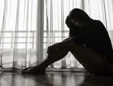 Κατάθλιψη: Τα 9 συμπτώματα στο σώμα και στον ύπνο